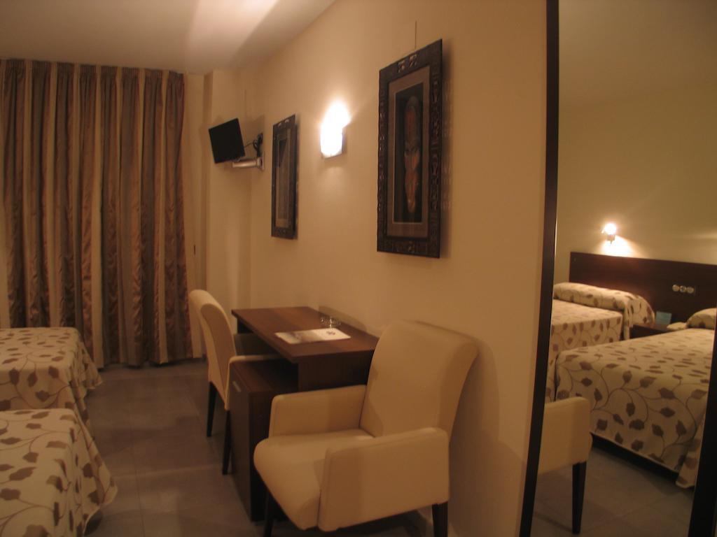 Hotel San Cristobal Coria Zimmer foto