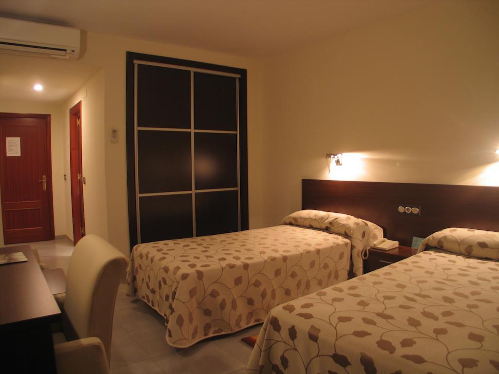 Hotel San Cristobal Coria Zimmer foto
